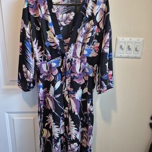 Maverick floral V neck Kimono robe Size M